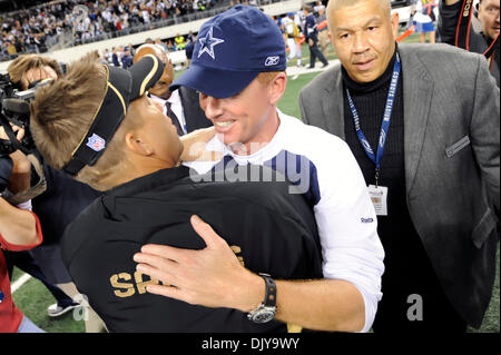 25 nov., 2010 - Arlington, Texas, United States of America - Dallas Cowboys entraîneur-chef intérimaire Jason Garrett et New Orleans Saints l'entraîneur-chef Sean Payton au cours de l'après match part agiter de la Nouvelle Orleans Saints revenir à vaincre les Dallas Cowboys 30-27 au Cowboys Stadium à Arlington, au Texas. (Crédit Image : © Steven Leija/global/ZUMAPRESS.com) Southcreek Banque D'Images