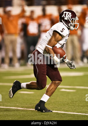 25 nov., 2010 - Austin, Texas, États-Unis d'Amérique - Texas A&M Aggies wide receiver Kenric McNeal (5) en action au cours de la Texas A & M vs Texas longhorns football jeu au Darrell K Royal - Texas Memorial Stadium à Austin, TX. Texas A & M du Texas à l'encontre de 24 à 17. (Crédit Image : © Dan Wozniak/ZUMAPRESS.com) Southcreek/mondial Banque D'Images