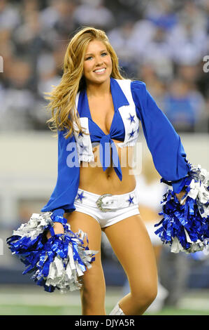 25 nov., 2010 - Arlington, Texas, United States of America - Dallas Cowboys cheerleaders pendant le jeu comme la Nouvelle Orleans Saints revenir à vaincre les Dallas Cowboys 30-27 au Cowboys Stadium à Arlington, au Texas. (Crédit Image : © Steven Leija/global/ZUMAPRESS.com) Southcreek Banque D'Images