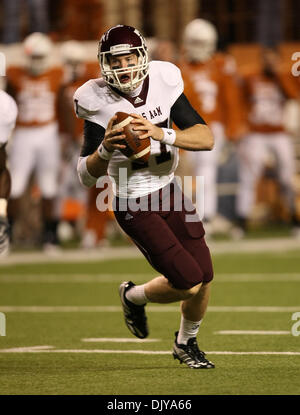 25 nov., 2010 - Austin, Texas, États-Unis d'Amérique - Texas A&M Aggies quart-arrière Ryan Site Tannehill (17) en action au cours de la Texas A & M vs Texas longhorns football jeu au Darrell K Royal - Texas Memorial Stadium à Austin, TX. Texas A & M du Texas à l'encontre de 24 à 17. (Crédit Image : © Dan Wozniak/ZUMAPRESS.com) Southcreek/mondial Banque D'Images