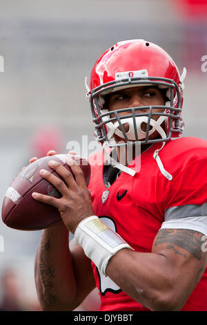 Le 27 novembre 2010 - Columbus, Ohio, États-Unis d'Amérique - Ohio State Buckeyes quarterback Terrelle Pryor (2) se réchauffe avant le match contre le Michigan Wolverines joué au stade de l'Ohio à Columbus, Ohio. (Crédit Image : © Frank Jansky/global/ZUMAPRESS.com) Southcreek Banque D'Images