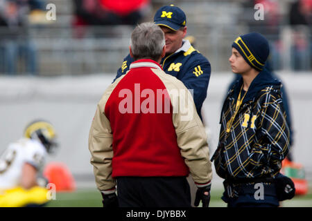 Le 27 novembre 2010 - Columbus, Ohio, États-Unis d'Amérique - Ohio State Buckeyes entraîneur en chef Jim Tressel et Michigan entraîneur en chef au milieu de riches Rodriguez répondre avant le match joué au stade de l'Ohio à Columbus, Ohio. (Crédit Image : © Frank Jansky/global/ZUMAPRESS.com) Southcreek Banque D'Images