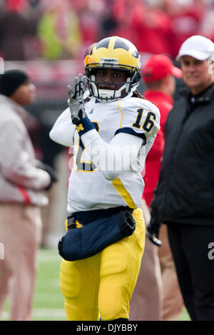 Le 27 novembre 2010 - Columbus, Ohio, États-Unis d'Amérique - Michigan Wolverines quarterback Denard Robinson (16) se réchauffe avant le match contre l'Ohio State Buckeyes joué au stade de l'Ohio à Columbus, Ohio. (Crédit Image : © Frank Jansky/global/ZUMAPRESS.com) Southcreek Banque D'Images