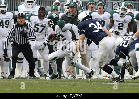 Le 27 novembre 2010 - University Park, Pennsylvania, United States of America - Michigan State Spartans d'utiliser de nouveau Larry Caper (22) est chassé par Penn State Nittany Lions linebacker Stupar Nathan (34) au cours de l'action de jeu au stade Beaver à University Park, Pennsylvania. (Crédit Image : © Alex Cena/ZUMAPRESS.com) Southcreek/mondial Banque D'Images