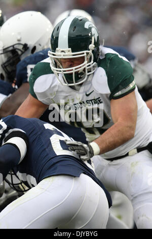 Le 27 novembre 2010 - University Park, Pennsylvania, United States of America - Michigan State Spartans fullback Nick Bendzuck (42) au cours de l'action de jeu au stade Beaver à University Park, Pennsylvania. (Crédit Image : © Alex Cena/ZUMAPRESS.com) Southcreek/mondial Banque D'Images