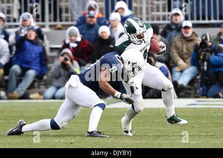 Le 27 novembre 2010 - University Park, Pennsylvania, United States of America - Michigan State Spartans running back Edwin Baker (4) et Penn State Nittany Lions d'Anton évoluait Lynn (8) pendant l'action de jeu au stade Beaver à University Park, Pennsylvania. (Crédit Image : © Alex Cena/ZUMAPRESS.com) Southcreek/mondial Banque D'Images