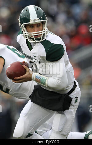 Le 27 novembre 2010 - University Park, Pennsylvania, United States of America - Michigan State Spartans quarterback Kirk Cousins (8) pendant un match au stade Beaver à University Park, Pennsylvania. (Crédit Image : © Alex Cena/ZUMAPRESS.com) Southcreek/mondial Banque D'Images