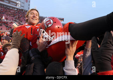 Le 27 novembre 2010 - South Jordan, Utah, United States of America - Utah quarterback Jordan Wynn # 3 est effectué hors du terrain après venant d behimd à battre à BYU accueil 17-16 dans l'Utah's Rice-Eccles Stadium..Stephen Holt / Southcreek Global (Image Crédit : © Stephen Holt/ZUMAPRESS.com) Southcreek/mondial Banque D'Images