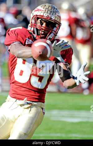 Le 27 novembre 2010 - Tallahassee, Floride, États-Unis d'Amérique - 27 novembre 2010 : . Florida State WR Bert Reed (83) attrape son premier passage de la journée pour une FSU flirte vers le bas au cours du premier trimestre. FSU défait 31-7 de la Floride à Doak Campbell Stadium à Tallahassee, Floride. (Crédit Image : © Mike Olivella/ZUMAPRESS.com) Banque D'Images
