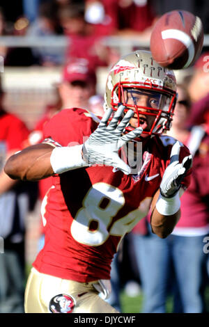 Le 27 novembre 2010 - Tallahassee, Floride, États-Unis d'Amérique - 27 novembre 2010 : . Florida State WR Rodney Smith (84) tire un chantier neuf la réception de l'ex-URSS première vers le bas au cours du premier trimestre. FSU défait 31-7 de la Floride à Doak Campbell Stadium à Tallahassee, Floride. (Crédit Image : © Mike Olivella/ZUMAPRESS.com) Banque D'Images