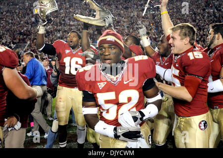 Le 27 novembre 2010 - Tallahassee, Floride, États-Unis d'Amérique - 27 novembre 2010 : . Célébrer l'État de Floride en hissant un gator chef pour le plus grand plaisir des fans qui ont applaudi les joueurs d'après FSU frappé du Gator dans la rivalité annuel jeu. FSU défait 31-7 de la Floride à Doak Campbell Stadium à Tallahassee, Floride. (Crédit Image : © Mike Olivella/ZUMAPRESS.co Banque D'Images
