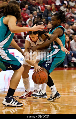 28 novembre 2010 - Columbus, Ohio, États-Unis d'Amérique - Ohio State University's Junior Guard Samantha Prahalis (# 21) et University of North Carolina Wilmington. Etre à Guard Alisha Andrews (# 4) dans la première période de jeu au niveau de la ville de valeur à l'Arène Jerome Schottenstein Center de Columbus, Ohio dimanche après-midi le 28 novembre 2010. Les Buckeyes laisse la Dame Seahawks 37-32 Banque D'Images