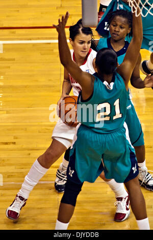 28 novembre 2010 - Columbus, Ohio, États-Unis d'Amérique - Ohio State University's Junior Guard Samantha Prahalis (# 21) et University of North Carolina Wilmington. Kristen Hanzer garde Junior (# 21) dans la deuxième période de jeu au niveau de la ville de valeur à l'Arène Jerome Schottenstein Center de Columbus, Ohio dimanche après-midi le 28 novembre 2010. Les Buckeyes défait la Dame Seahawks 88 Banque D'Images