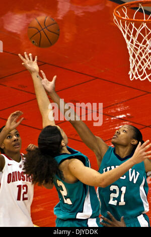 28 novembre 2010 - Columbus, Ohio, États-Unis d'Amérique - Ohio State University's Premier garde Alison Jackson (# 12), University of North Carolina Wilmington. Kristen Hanzer garde Junior (# 21) et University of North Carolina Wilmington. Senior Centre Martha White (# 42) dans la deuxième période de jeu au niveau de la ville de valeur à l'Arène Jerome Schottenstein Center de Columbus, Ohio Sund Banque D'Images