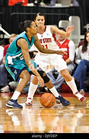 28 novembre 2010 - Columbus, Ohio, États-Unis d'Amérique - Ohio State University's Junior Guard Samantha Prahalis (# 21) et University of North Carolina Wilmington. Kristen Hanzer garde Junior (# 21) dans la première période de jeu au niveau de la ville de valeur à l'Arène Jerome Schottenstein Center de Columbus, Ohio dimanche après-midi le 28 novembre 2010. Les Buckeyes défait la Dame Seahawks 88- Banque D'Images