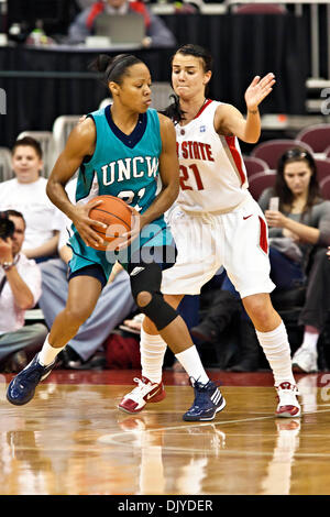 28 novembre 2010 - Columbus, Ohio, États-Unis d'Amérique - Ohio State University's Junior Guard Samantha Prahalis (# 21) et University of North Carolina Wilmington. Kristen Hanzer garde Junior (# 21) dans la première période de jeu au niveau de la ville de valeur à l'Arène Jerome Schottenstein Center de Columbus, Ohio dimanche après-midi le 28 novembre 2010. Les Buckeyes défait la Dame Seahawks 88- Banque D'Images