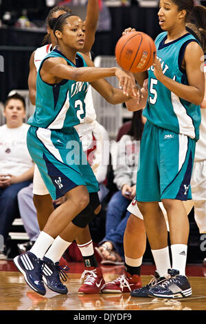 28 novembre 2010 - Columbus, Ohio, États-Unis d'Amérique - University of North Carolina Wilmington's Junior Guard Kristen Hanzer (# 21) passe à un coéquipier dans la première période de jeu au niveau de la ville de valeur à l'Arène Jerome Schottenstein Center de Columbus, Ohio dimanche après-midi le 28 novembre 2010. Les Buckeyes défait la Dame Seahawks 88-69. (Crédit Image : © James DeCamp/Southcreek Banque D'Images