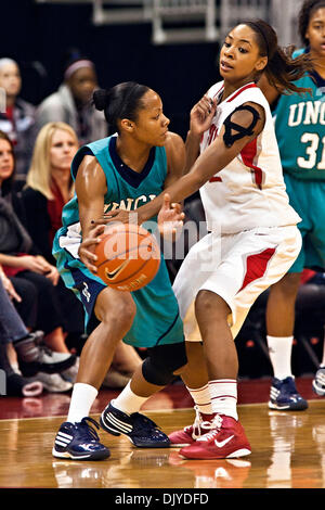 28 novembre 2010 - Columbus, Ohio, États-Unis d'Amérique - Ohio State University's Premier garde Alison Jackson (# 12) et University of North Carolina Wilmington. Kristen Hanzer garde Junior (# 21) dans la première période de jeu au niveau de la ville de valeur à l'Arène Jerome Schottenstein Center de Columbus, Ohio dimanche après-midi le 28 novembre 2010. Les Buckeyes défait la Dame Seahawks 88-69. Banque D'Images