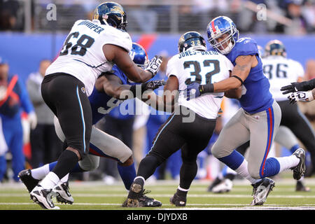 Les Giants de New York de secondeur Michael Boley (59) s'attaque à Jacksonville Jaguars Maurice Jones-Drew running back (32) pendant la seconde moitié de la semaine 12 l'action de la NFL entre les Giants de New York et Jacksonville Jaguars au New Meadowlands Stadium à East Rutherford, New Jersey. Les Géants défait les jaguars 24-20. (Crédit Image : © Vous Schneekloth/global/ZUMAPRESS.com) Southcreek Banque D'Images