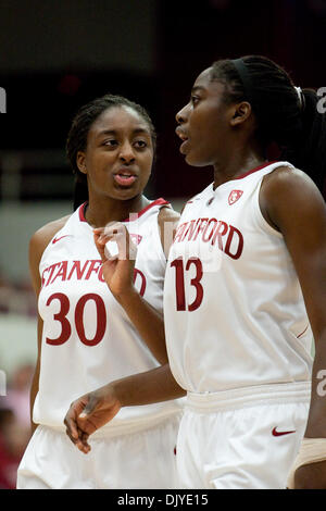 28 novembre 2010 - Stanford, Californie, États-Unis d'Amérique - Nnemkadi Ogwumike avant de Stanford (# 30) et Stanford en avant Chiney Ogwumike (# 13) discus avant la queue pour le nombre de lancers. Défait à Stanford Texas 93-78 Érables Pavilion. (Crédit Image : © Kelly L Cox/global/ZUMAPRESS.com) Southcreek Banque D'Images