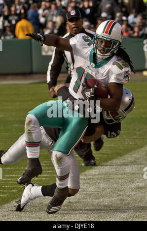 28 novembre 2010 - Oakland, CA, USA - Oakland Raiders vs Miami Dolphins au Oakland-Alameda County Coliseum, dimanche 10 octobre 2010. Oakland Raiders Walter évoluait McFadden # 22 attaque à Miami Dolphins receveur Davone Bess # 15 après passage..lâche Raiders aux dauphins 33-17 (crédit Image : © Al/ZUMAPRESS.com) Golub Banque D'Images