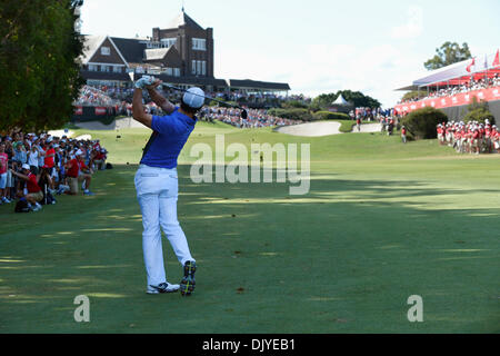 Sydney, Australie. 1er décembre 2013. Rory McIlroy de l'Irlande du Nord joue son tir d'approche à l'orifice à la finale 2013 Unis Open d'Australie, Sydney Royal Golf Club Crédit : Tony Bowler/Alamy Live News Banque D'Images