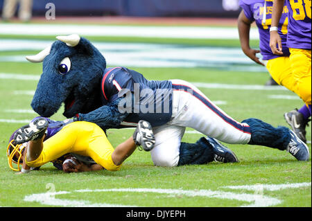 28 novembre 2010 - Houston, Texas, États-Unis d'Amérique - la mascotte des Houston Texans Toro) note les young football palyer durant la mi-temps Activités du jeu des Houston Texans. (Crédit Image : © Jerome Miron/ZUMAPRESS.com) Southcreek/mondial Banque D'Images