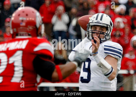 28 novembre 2010 - South Jordan, Utah, United States of America - BYU quarterback Jake Heaps pendant leur perte 16-17 contre l'Utah en stade Rice-Eccles..Stephen Holt / Southcreek Global (Image Crédit : © Stephen Holt/ZUMAPRESS.com) Southcreek/mondial Banque D'Images