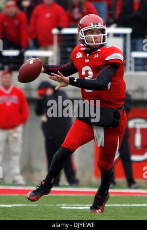 28 novembre 2010 - South Jordan, Utah, United States of America - BYU quarterback Jordan Wynn au cours de l'Utah's 17-16 accueil gagnez des rivaux dans le stade Rice-Eccles BYU..Stephen Holt / Southcreek Global (Image Crédit : © Stephen Holt/ZUMAPRESS.com) Southcreek/mondial Banque D'Images