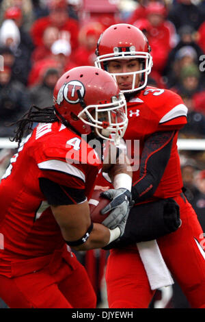 28 novembre 2010 - South Jordan, Utah, United States of America - BYU quarterback Jordan Wynn hands off à utiliser de nouveau Matt Asiata au cours de l'Utah's 17-16 accueil gagnez des rivaux dans le stade Rice-Eccles BYU..Stephen Holt / Southcreek Global (Image Crédit : © Stephen Holt/ZUMAPRESS.com) Southcreek/mondial Banque D'Images