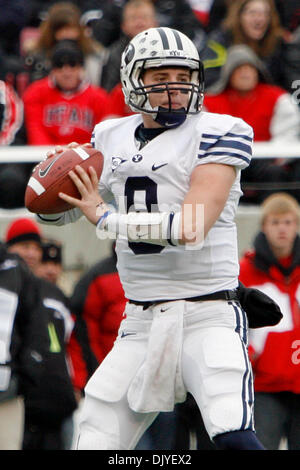 28 novembre 2010 - South Jordan, Utah, United States of America - BYU quarterback Jake Heaps pendant leur perte 16-17 contre l'Utah en stade Rice-Eccles..Stephen Holt / Southcreek Global (Image Crédit : © Stephen Holt/ZUMAPRESS.com) Southcreek/mondial Banque D'Images