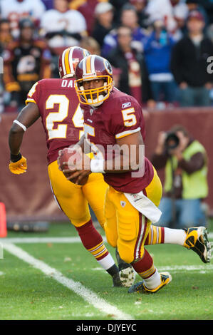 28 novembre 2010 - Landover, Maryland, United States of America - le quart-arrière Donovan McNabb Redskins de Washington (5) perd pied, NFL FedEx Field action de jeu, score final ; Vikings 17 13 Redskins (crédit Image : © Roland Pintilie/global/ZUMAPRESS.com) Southcreek Banque D'Images