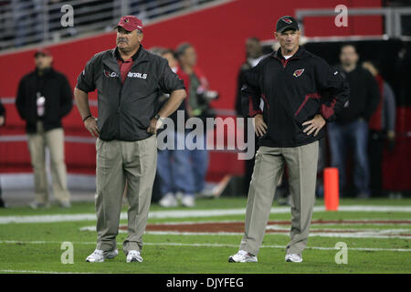 30 novembre 2010 - Glendale, Arizona, États-Unis d'Amérique - Arizona Cardinals l'entraîneur-chef Ken Whisenhunt et entraîneur-adjoint Russ Grimm avant un match contre les San Francisco 49ers à l'University of Phoenix Stadium de Glendale, Arizona. Les 49ers défait les cardinaux 27-6. (Crédit Image : © inférieur gène/global/ZUMAPRESS.com) Southcreek Banque D'Images