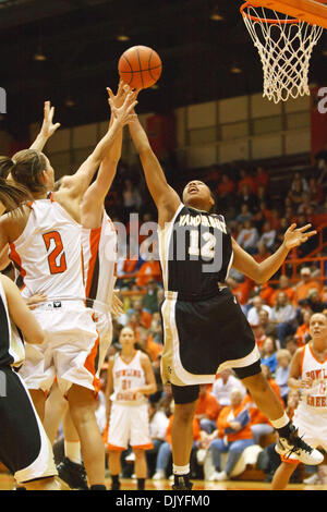 1 décembre 2010 - Bowling Green, Ohio, États-Unis - Vanderbilt en avant la Jordanie (# 12) et de la Bowling Green Guard Lauren Prochaska (# 2) LEAP pour un rebond durant la deuxième demi-action de jeu. Bowling Green en colère Vanderbilt (23/23) à l'historique 79-68 Anderson Arena à Bowling Green, Ohio. (Crédit Image : © Scott Grau/ZUMAPRESS.com) Southcreek/mondial Banque D'Images