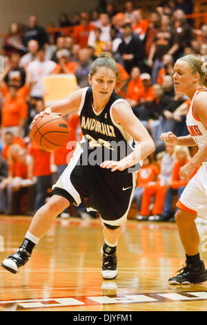 1 décembre 2010 - Bowling Green, Ohio, United States of America - Vanderbilt guard Jence Rhodes (# 22) lecteurs passé Bowling Green Guard Tracy Ponce (# 5) lors de la deuxième demi-action de jeu. Bowling Green en colère Vanderbilt (23/23) à l'historique 79-68 Anderson Arena à Bowling Green, Ohio. (Crédit Image : © Scott Grau/ZUMAPRESS.com) Southcreek/mondial Banque D'Images