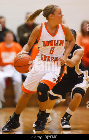 1 décembre 2010 - Bowling Green, Ohio, United States of America - Bowling Green Guard Tracy Ponce (# 5) lors de la deuxième demi-action de jeu. Bowling Green en colère Vanderbilt (23/23) à l'historique 79-68 Anderson Arena à Bowling Green, Ohio. (Crédit Image : © Scott Grau/ZUMAPRESS.com) Southcreek/mondial Banque D'Images