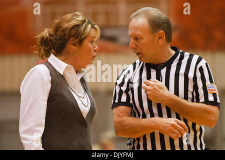 1 décembre 2010 - Bowling Green, Ohio, United States of America - entraîneur-chef Vanderbilt Melanie Balcomb soutient un appel avec un fonctionnaire au cours de deuxième semestre action de jeu. Bowling Green en colère Vanderbilt (23/23) à l'historique 79-68 Anderson Arena à Bowling Green, Ohio. (Crédit Image : © Scott Grau/ZUMAPRESS.com) Southcreek/mondial Banque D'Images