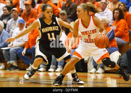 1 décembre 2010 - Bowling Green, Ohio, United States of America - Vanderbilt guard Jasmine Lister (# 11) gardiens Bowling Green Guard Tracy Ponce (# 5) lors de la deuxième demi-action de jeu. Bowling Green en colère Vanderbilt (23/23) à l'historique 79-68 Anderson Arena à Bowling Green, Ohio. (Crédit Image : © Scott Grau/ZUMAPRESS.com) Southcreek/mondial Banque D'Images