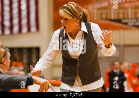 1 décembre 2010 - Bowling Green, Ohio, United States of America - entraîneur-chef Vanderbilt Melanie Balcomb durant la deuxième demi-action de jeu. Bowling Green en colère Vanderbilt (23/23) à l'historique 79-68 Anderson Arena à Bowling Green, Ohio. (Crédit Image : © Scott Grau/ZUMAPRESS.com) Southcreek/mondial Banque D'Images