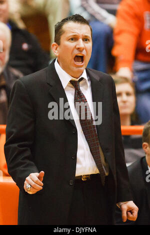 1 décembre 2010 - Bowling Green, Ohio, United States of America - Bowling Green Head coach Curt Miller crie des instructions à son équipe lors de la deuxième demi-action de jeu. Bowling Green en colère Vanderbilt (23/23) à l'historique 79-68 Anderson Arena à Bowling Green, Ohio. (Crédit Image : © Scott Grau/ZUMAPRESS.com) Southcreek/mondial Banque D'Images