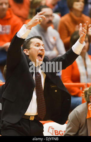 1 décembre 2010 - Bowling Green, Ohio, United States of America - Bowling Green Head coach Curt Miller crie des instructions à son équipe lors de la deuxième demi-action de jeu. Bowling Green en colère Vanderbilt (23/23) à l'historique 79-68 Anderson Arena à Bowling Green, Ohio. (Crédit Image : © Scott Grau/ZUMAPRESS.com) Southcreek/mondial Banque D'Images