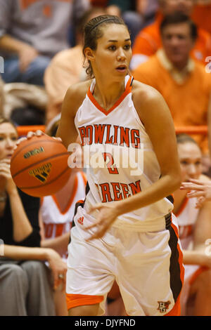 1 décembre 2010 - Bowling Green, Ohio, United States of America - Bowling Green Guard Lauren Prochaska (# 2) lors de la deuxième demi-action de jeu. Prochaska a marqué 31 points dans le jeu de diriger tous les correcteurs. Bowling Green en colère Vanderbilt (23/23) à l'historique 79-68 Anderson Arena à Bowling Green, Ohio. (Crédit Image : © Scott Grau/ZUMAPRESS.com) Southcreek/mondial Banque D'Images