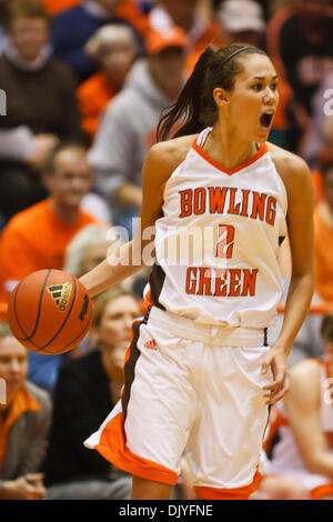 1 décembre 2010 - Bowling Green, Ohio, États-Unis - Bowling Green Guard LAUREN PROCHASKA (# 2) lors de la deuxième demi-action de jeu. Prochaska a marqué 31 points dans le jeu de diriger tous les correcteurs. Bowling Green beat Vanderbilt (23/23) à l'historique 79-68 Anderson Arena. (Crédit Image : © Scott Grau/ZUMAPRESS.com) Southcreek/mondial Banque D'Images