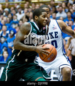 1 décembre 2010 - Durham, Caroline du Nord, États-Unis d'Amérique - Michigan State Spartans guard Korie Lucious (34) entraîne le lane sur Duke Blue Devils guard Andre Dawkins (20). Duc de l'État du Michigan à 84-79 battements Cameron Indoor Stadium (crédit Image : © Mark Abbott Global/ZUMAPRESS.com)/Southcreek Banque D'Images