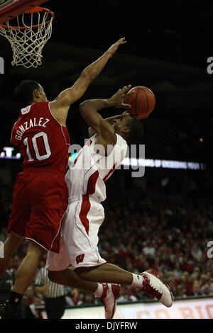 1 décembre 2010 - Madison, Wisconsin, United States of America - Wisconsin guard Jordan Taylor (11) a marqué 21 points dans le jeu. Dans l'ACC/Big Ten Challenge Wisconsin défait 87-48 de l'État de Caroline du Nord au Kohl Center à Madison, Wisconsin. (Crédit Image : © John Fisher/ZUMAPRESS.com) Southcreek/mondial Banque D'Images