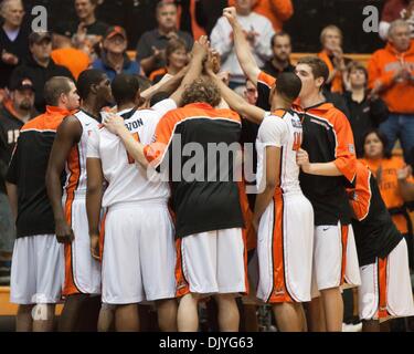 1 décembre 2010 - Corvallis, Oregon, United States of America - l'Oregon State Beavers préparer pour casser lors de leur caucus à jeu Gill Coliseum à Corvallis, Oregon contre la Vallée de l'Utah Le carcajou. Battu Utah Valley Oregon State 70-68. (Crédit Image : © Mike Albright/global/ZUMAPRESS.com) Southcreek Banque D'Images