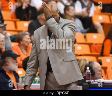 1 décembre 2010 - Corvallis, Oregon, United States of America - entraîneur-chef de l'état de l'Oregon Craig Robinson réagit à une décision de l'arbitre pendant la partie avec Utah Valley à Gill Coliseum à Corvallis, Oregon. Battre Utah Valley Oregon State 70-68. (Crédit Image : © Mike Albright/global/ZUMAPRESS.com) Southcreek Banque D'Images