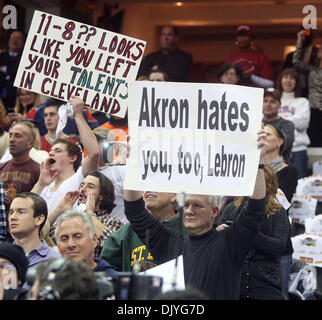 02 déc., 2010 - Cleveland, Ohio, USA - Cleveland fans vague signes comme LeBron James et le Heat de Miami prendre la cour de jouer les cavaliers. (Crédit Image : © Damon Higgins/Le Palm Beach Post/ZUMAPRESS.com) Banque D'Images