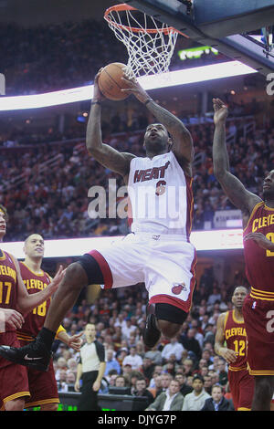 02 déc., 2010 - Cleveland, Ohio, USA - LeBron James glisse vers le panier pour un layup au cours de son premier voyage accueil à Cleveland pour jouer son ancienne équipe. (Crédit Image : © Damon Higgins/Le Palm Beach Post/ZUMAPRESS.com) Banque D'Images