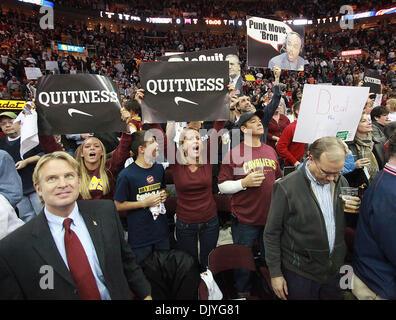 02 déc., 2010 - Cleveland, Ohio, USA - Fans hurler et de vagues signes comme LeBron James et le Heat de Miami prendre la cour de jouer les cavaliers de Cleveland. (Crédit Image : © Damon Higgins/Le Palm Beach Post/ZUMAPRESS.com) Banque D'Images